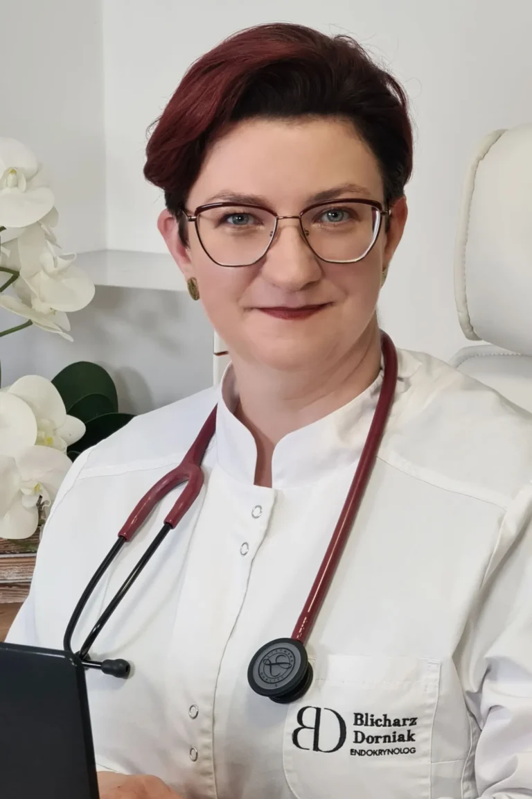 Dr n. med. Jolanta Blicharz-Dorniak przy laptopie